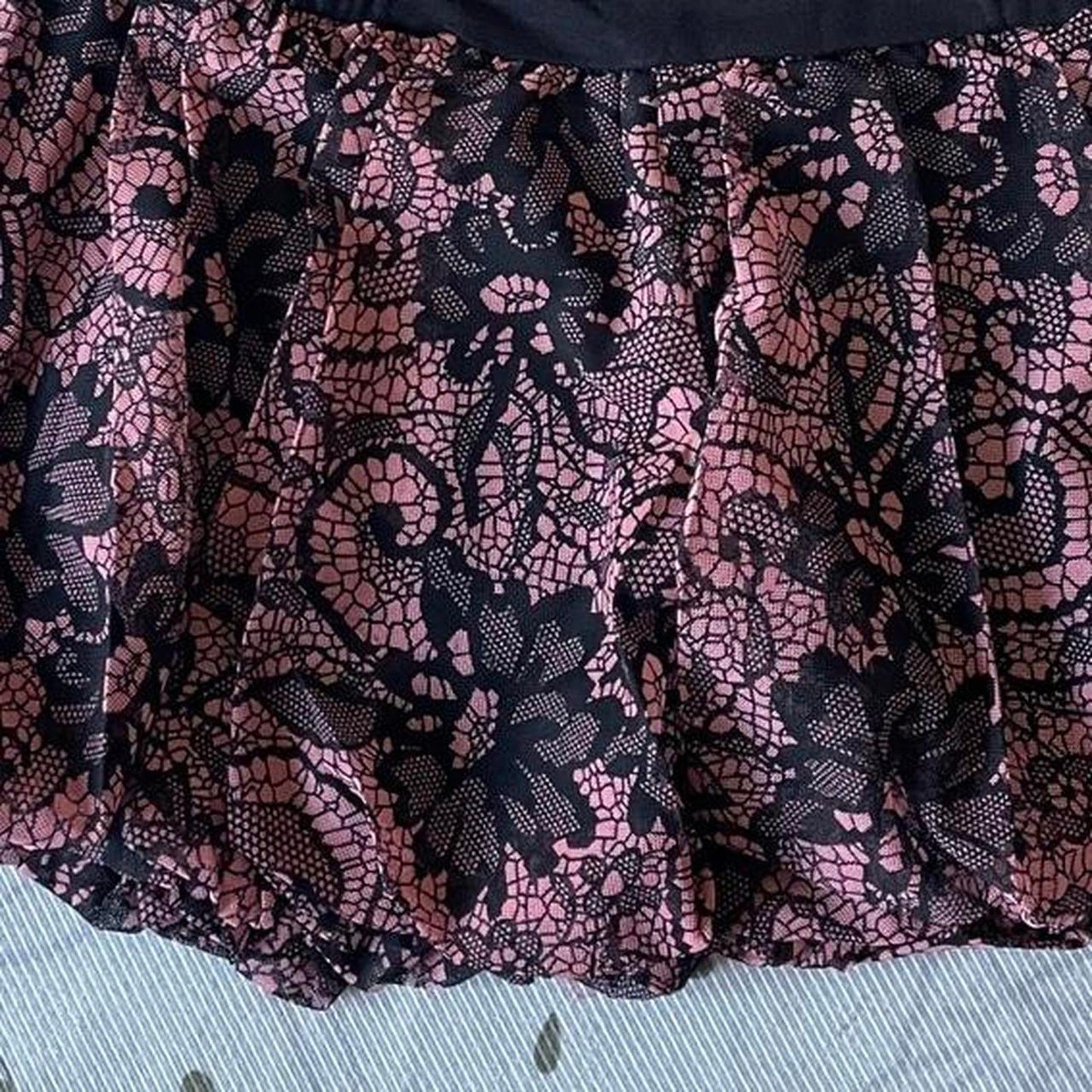 Vintage pink and black paisley print shorts with elastic waistband4