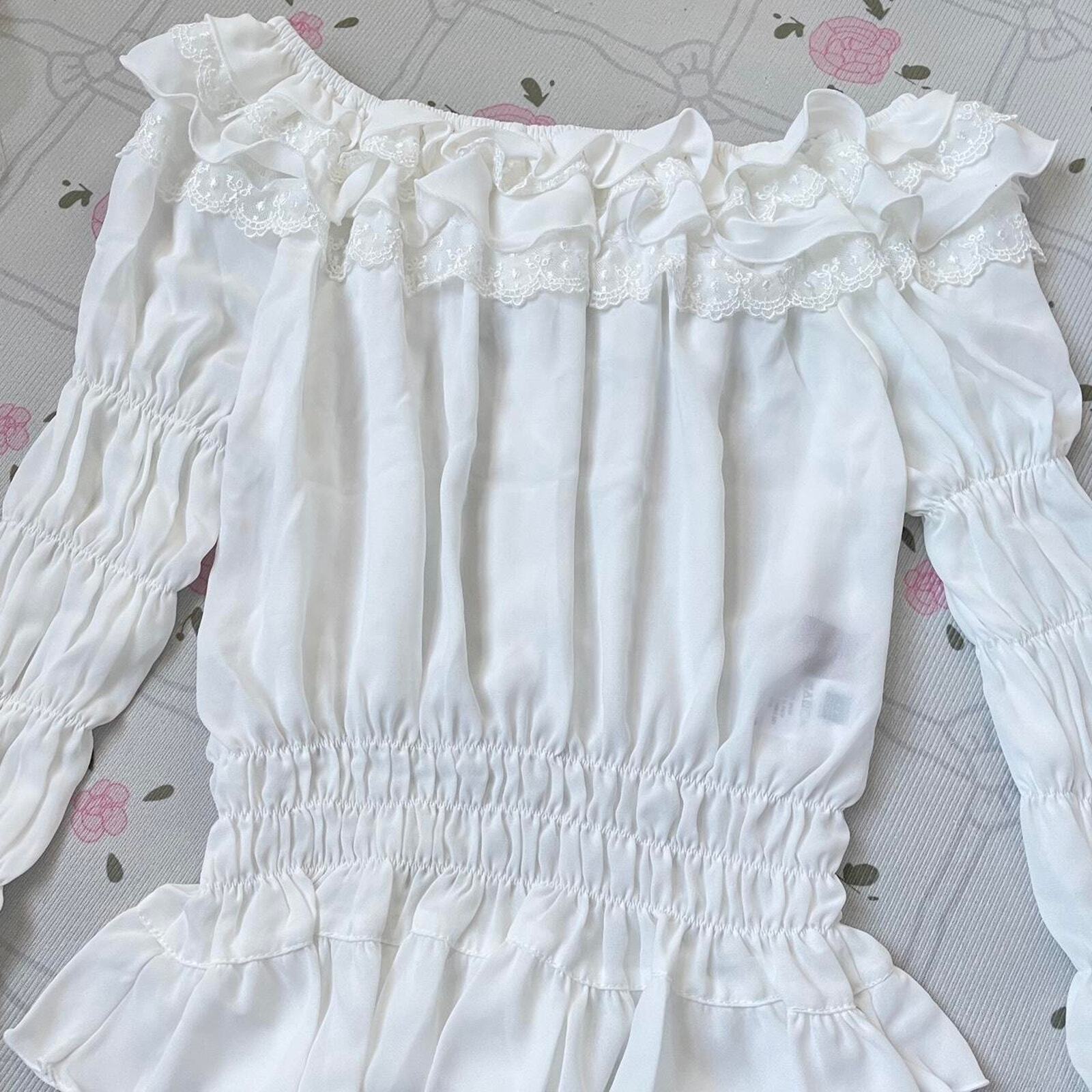 Bodyline shirring white blouse with long flared sleeves 1