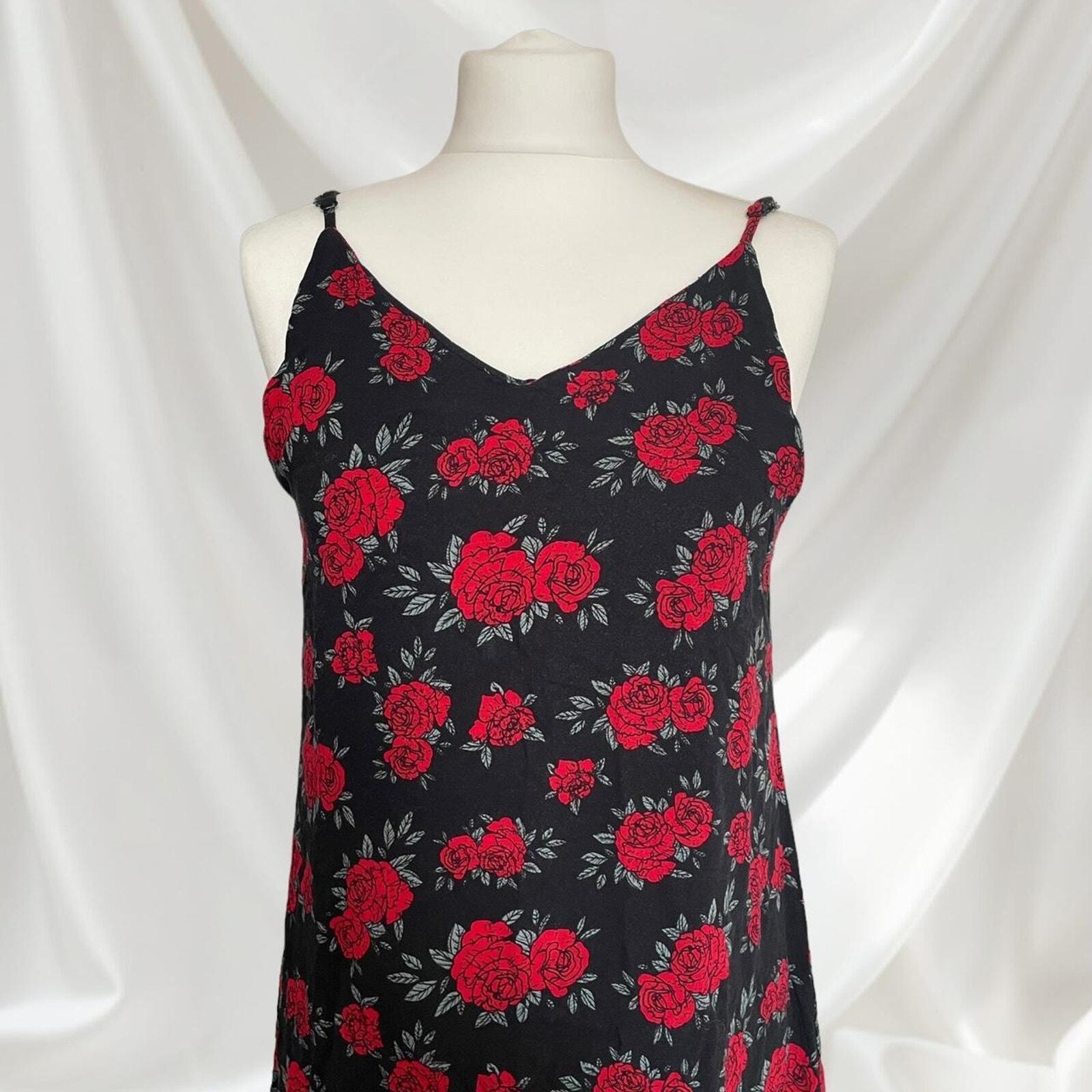 Floral v neckline spaghetti strap dress1