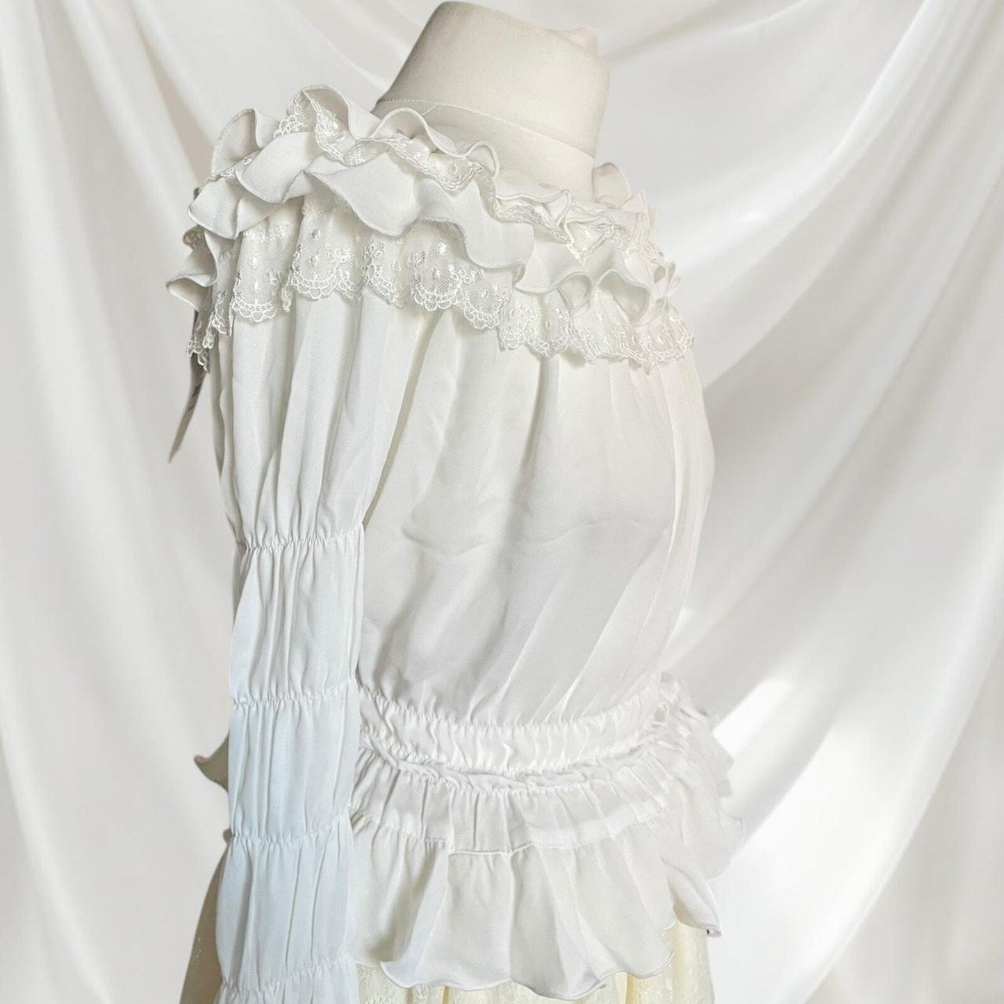 Bodyline shirring white blouse with long flared sleeves 4