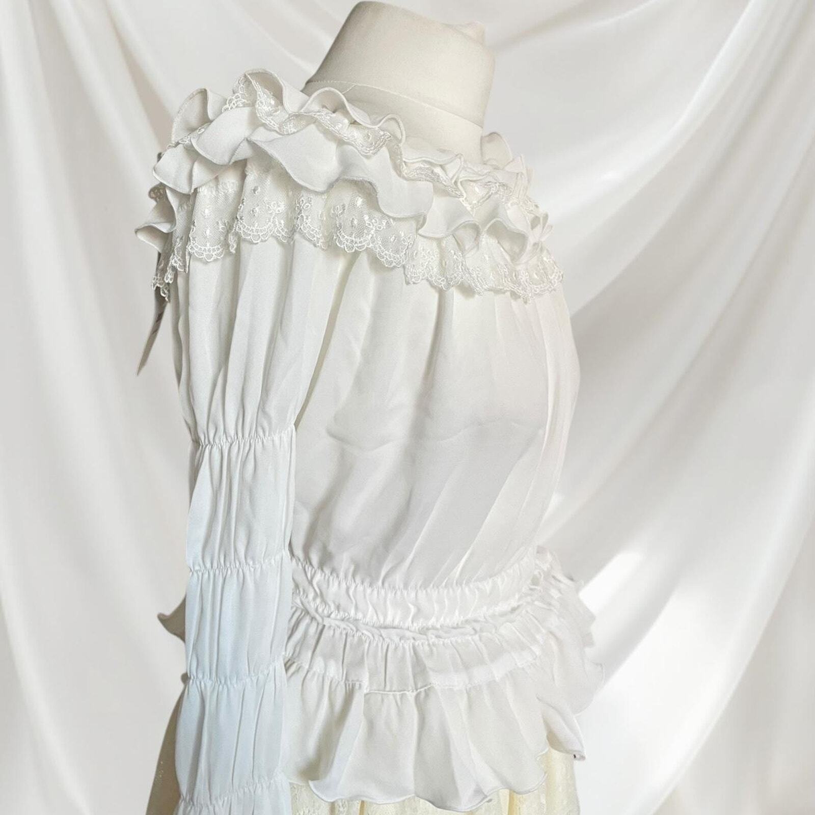 Bodyline shirring white blouse with long flared sleeves 4