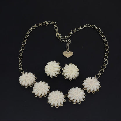 Vintage Liz Lisa ivory floral necklace and earrings set0