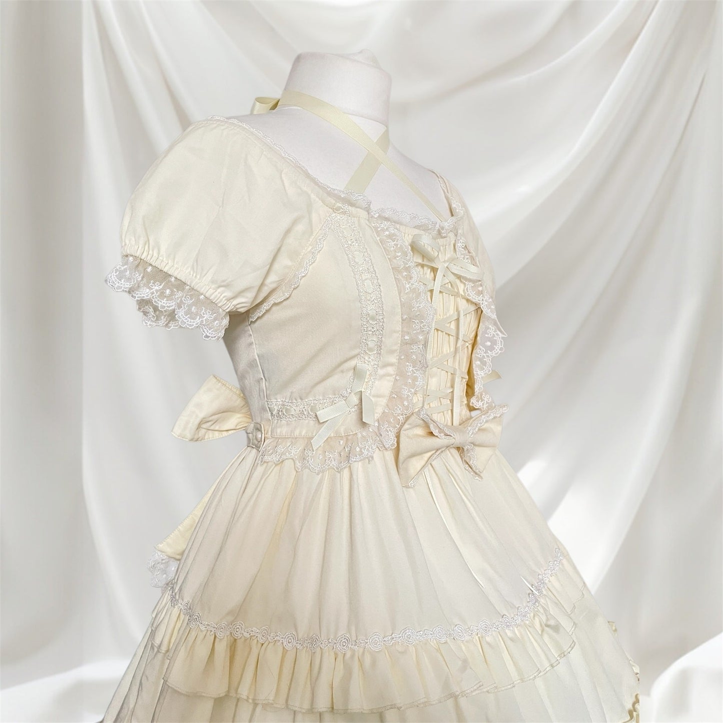 Bodyline ruffle Lolita dress in cream, JP size M3