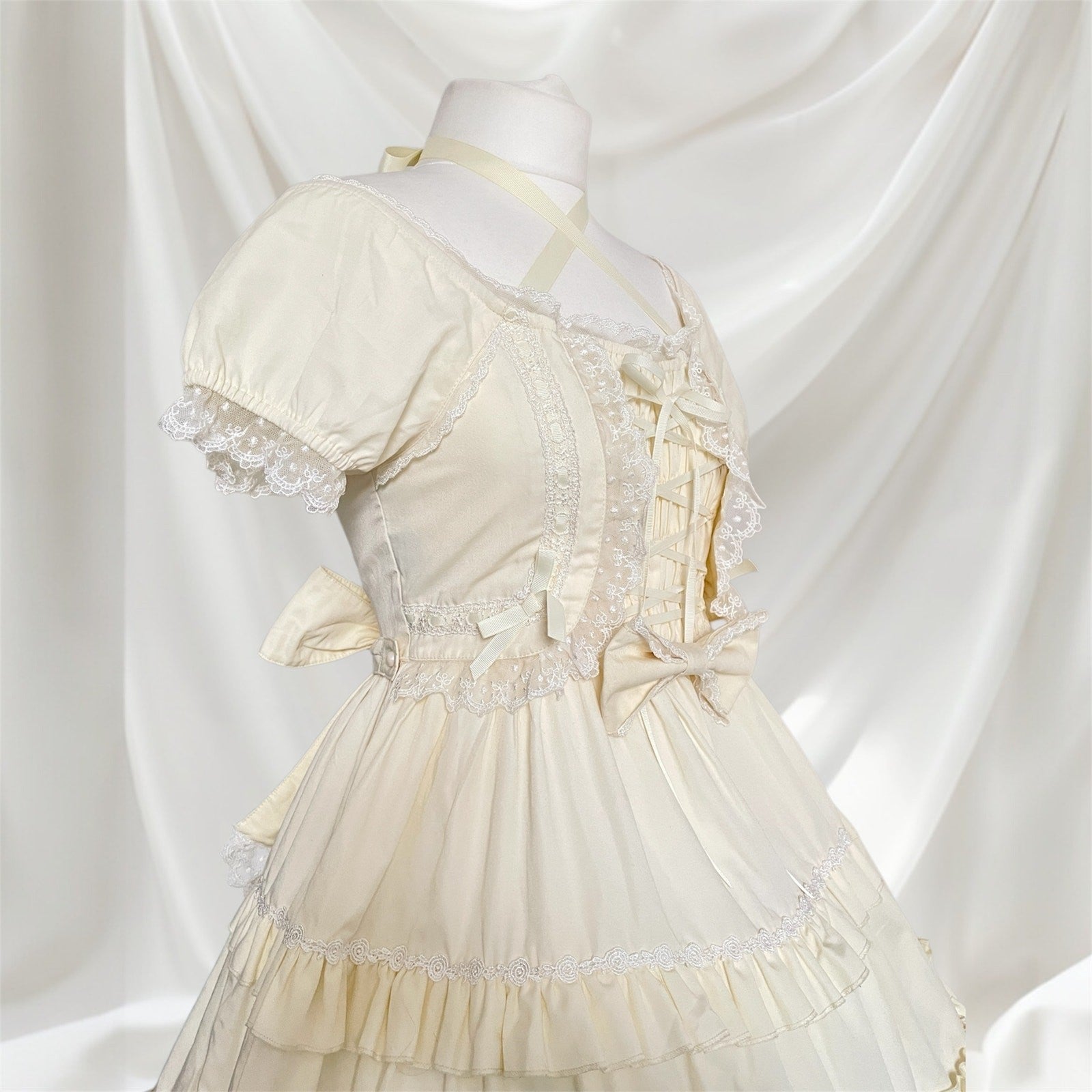Bodyline ruffle Lolita dress in cream, JP size M3