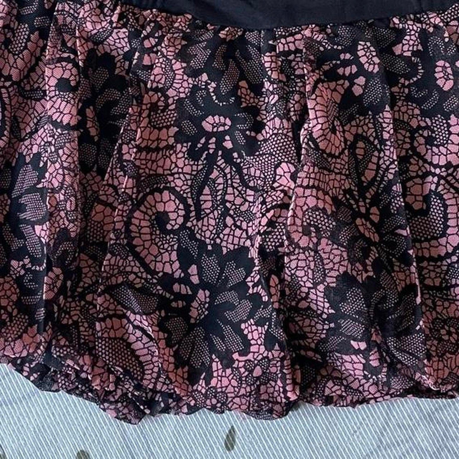 Vintage pink and black paisley print shorts with elastic waistband4