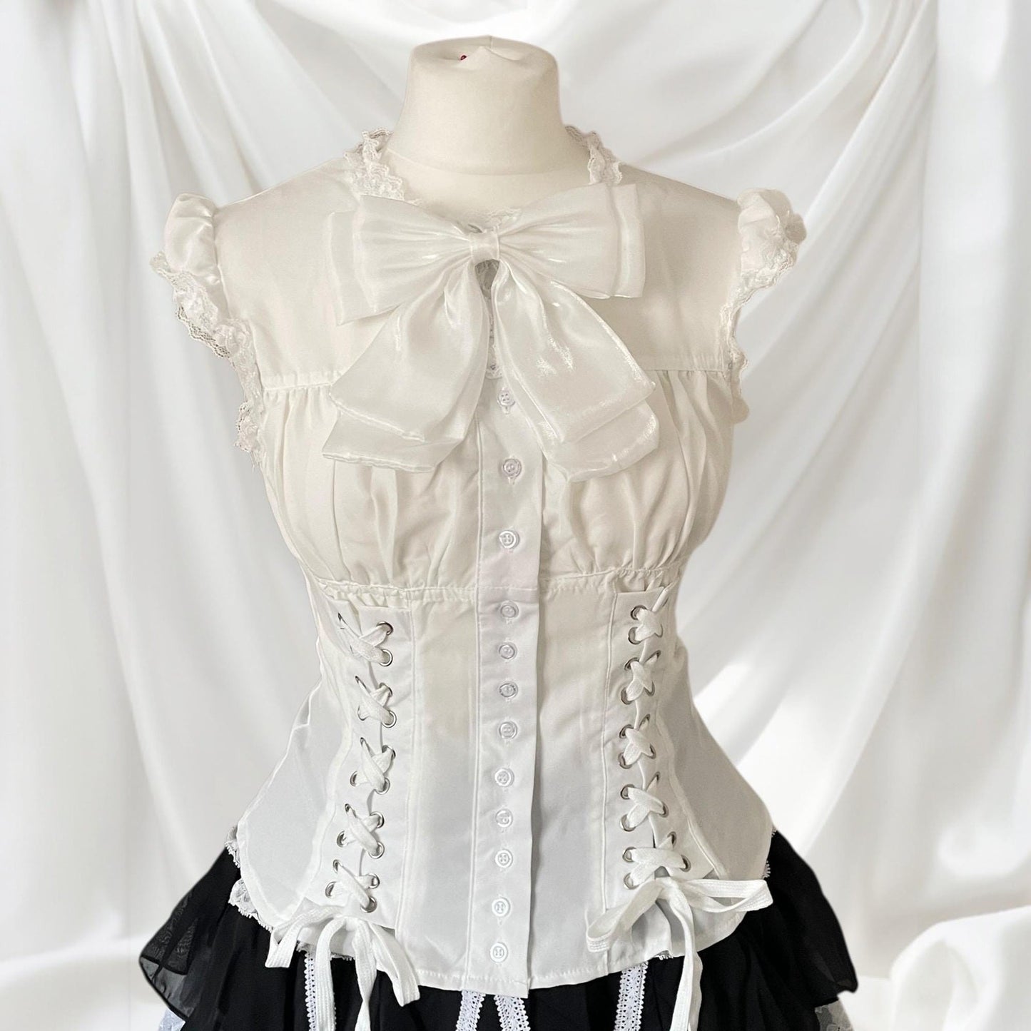 White lace blouse with a detachable bow0