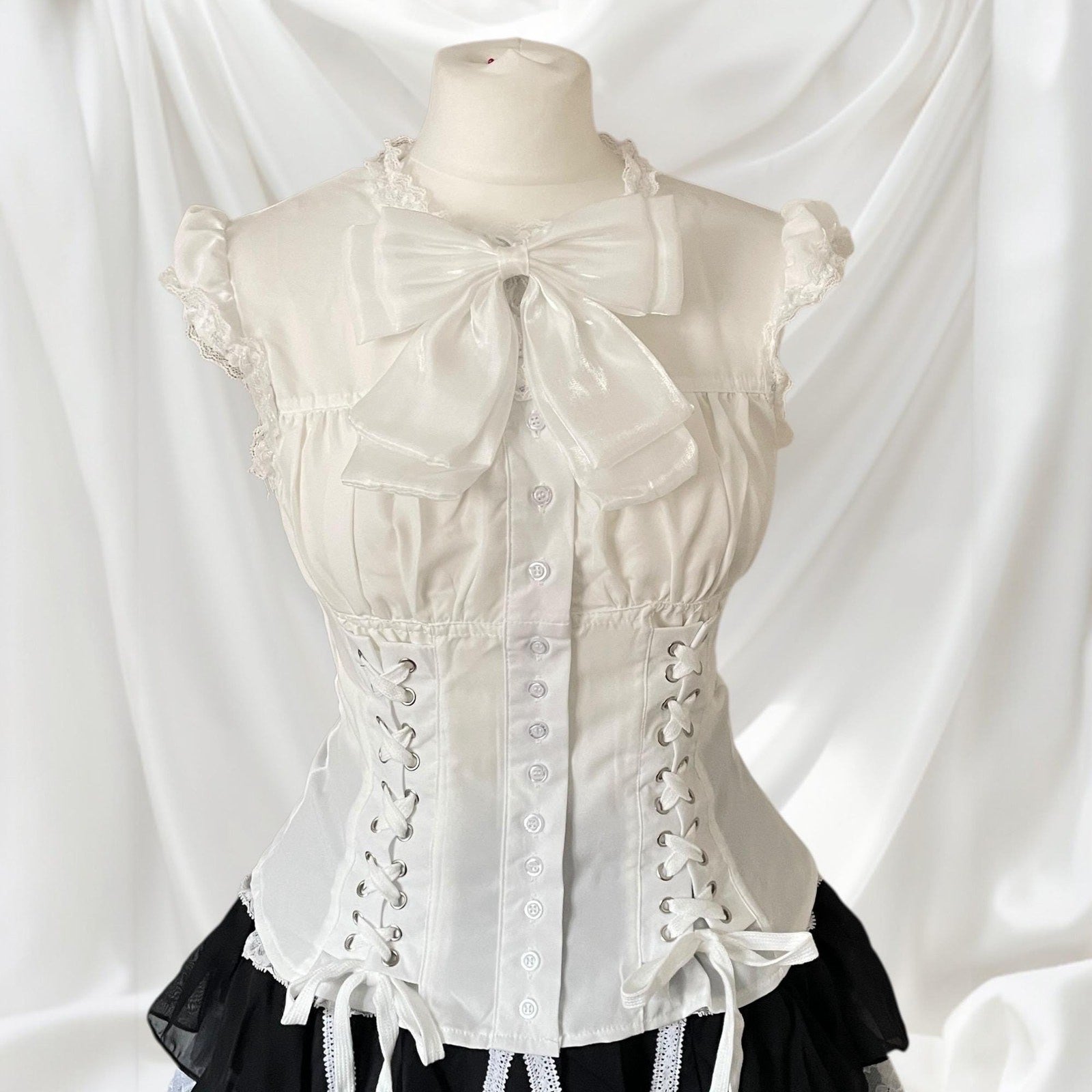 White lace blouse with a detachable bow0