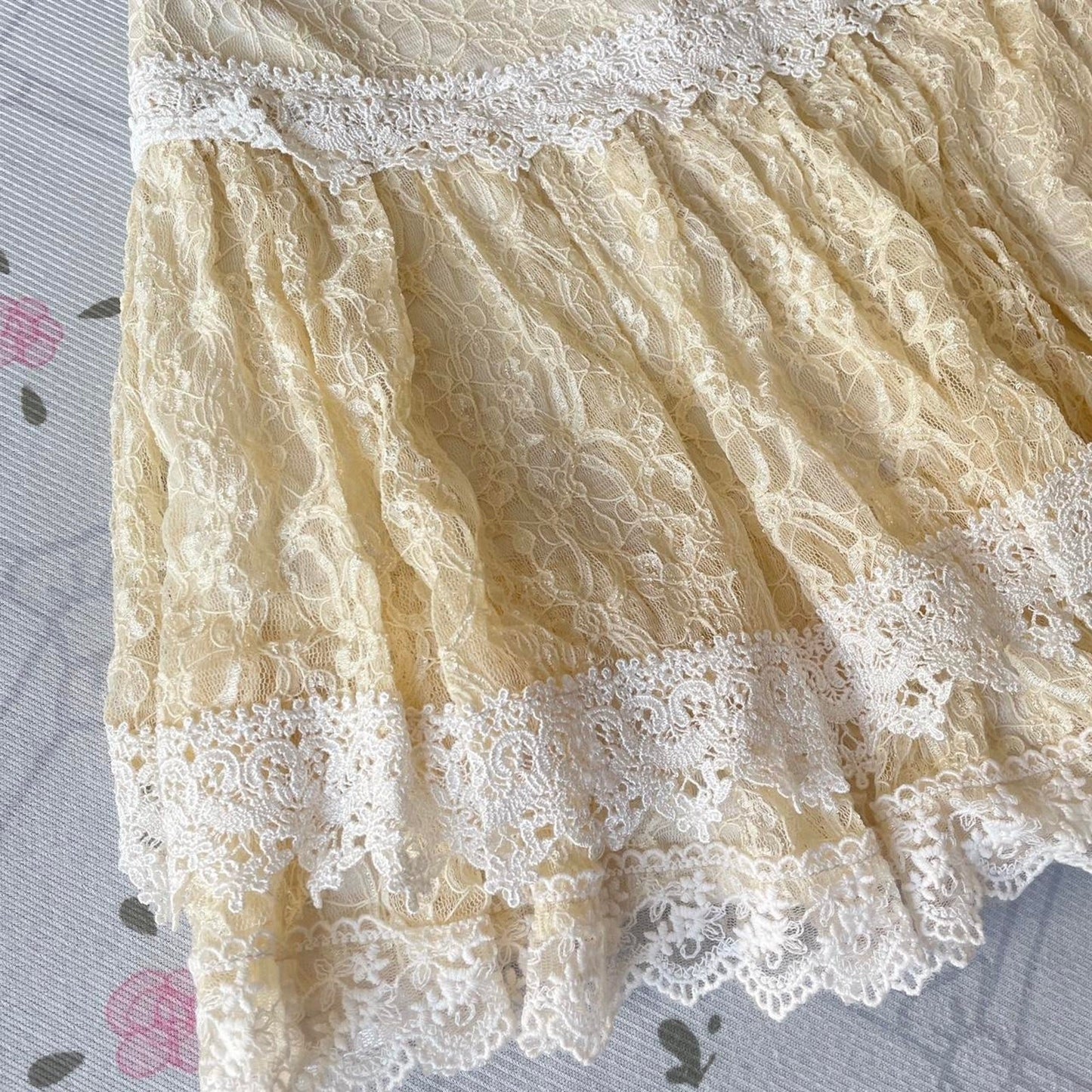 Japanese brand CECIL McBEE tiered lace mini skirt around 26-27 inches1