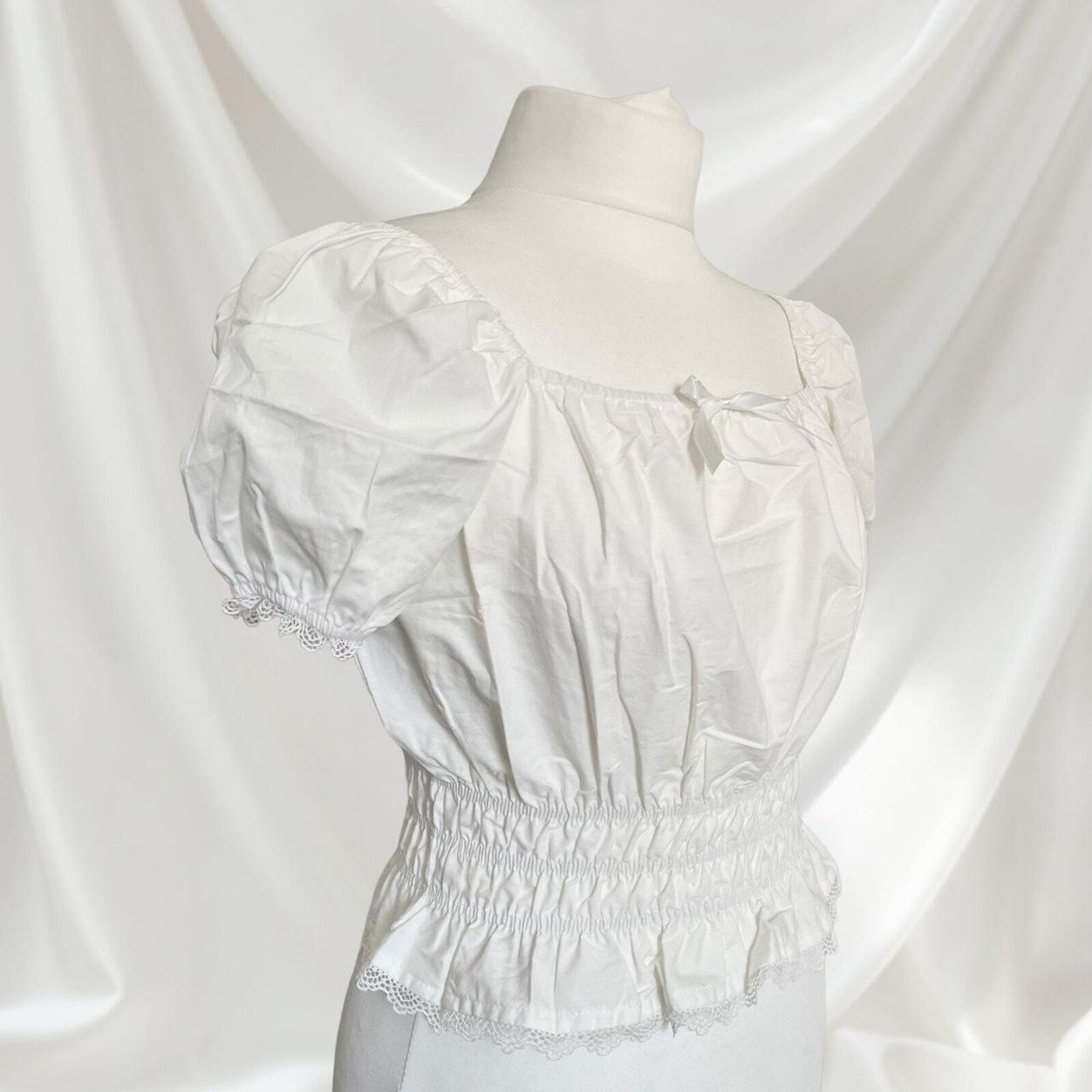 White blouse with puffy sleeves and lace detailing1