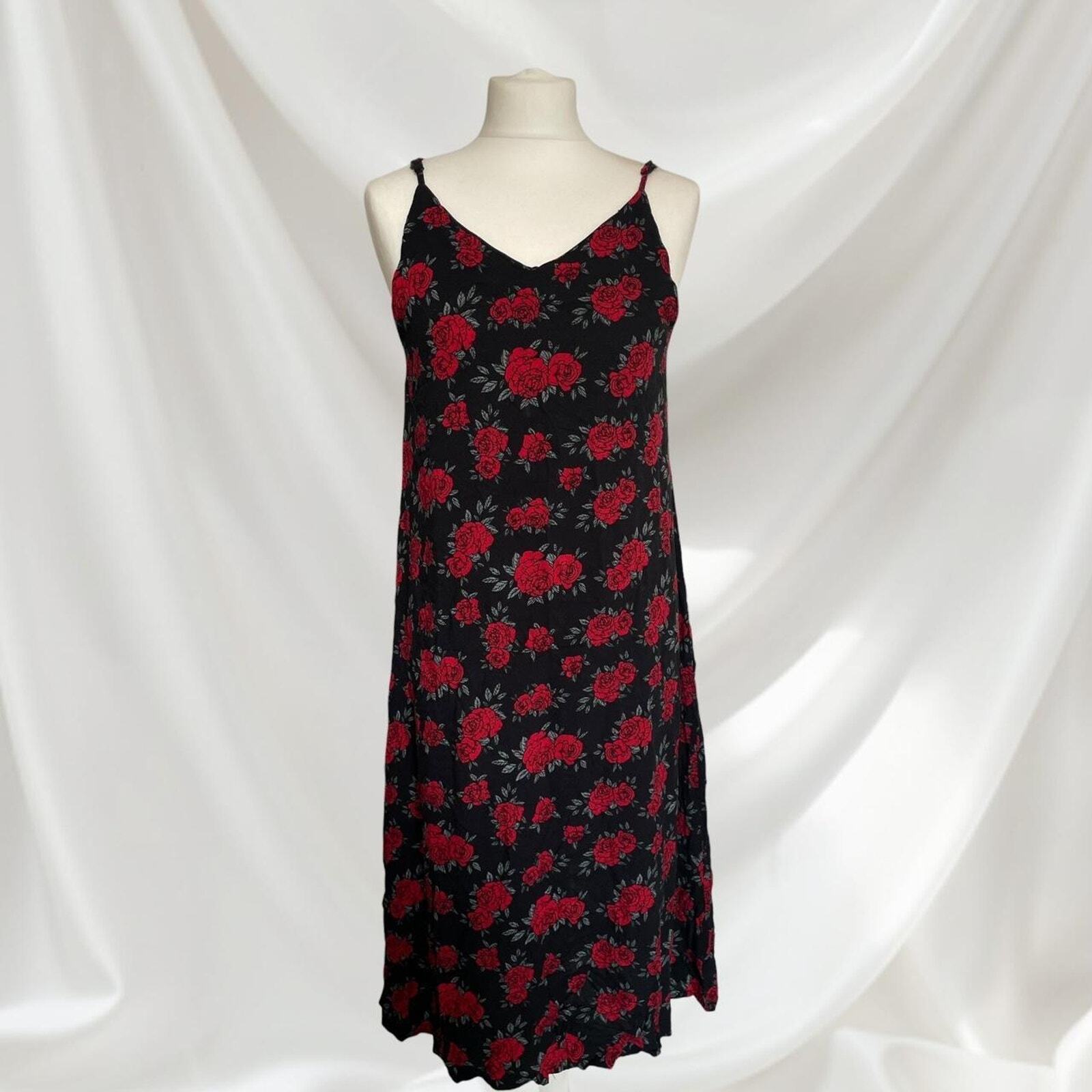 Floral v neckline spaghetti strap dress0