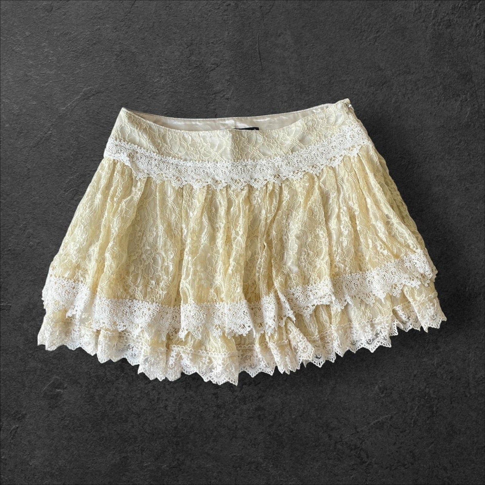 Japanese brand CECIL McBEE tiered lace mini skirt around 26-27 inches0