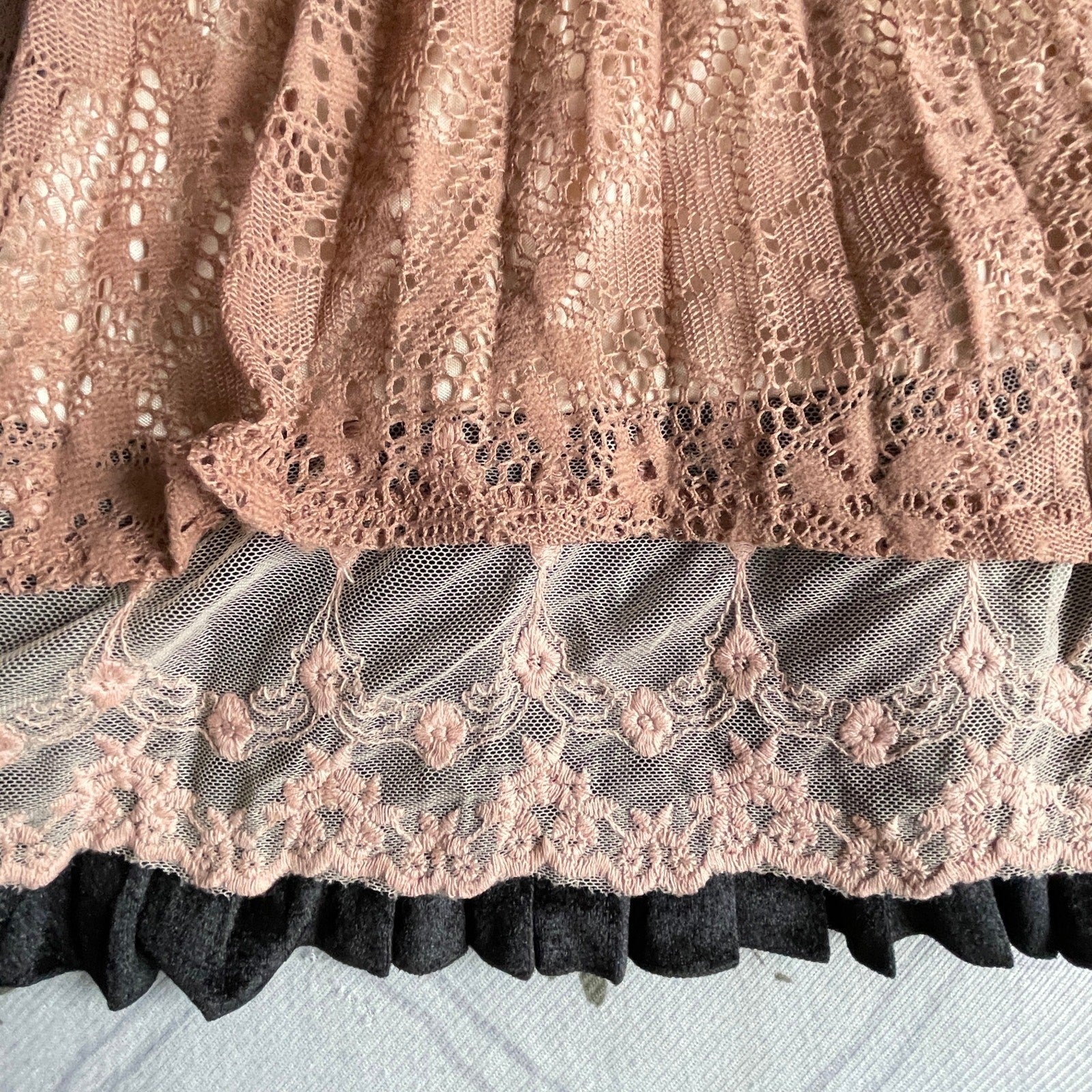 Axes Femme Layered Lace Dress – Vintage Rose & Black Contrast5