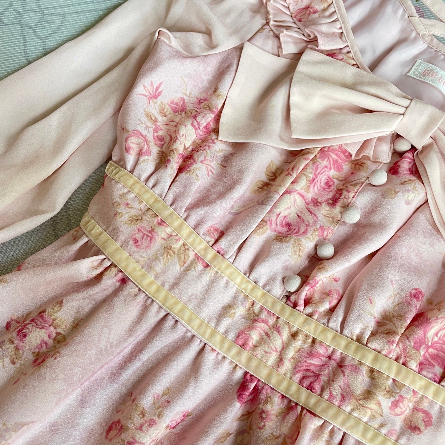 Liz Lisa pink floral blouse & skirt set with a detachable bow 2