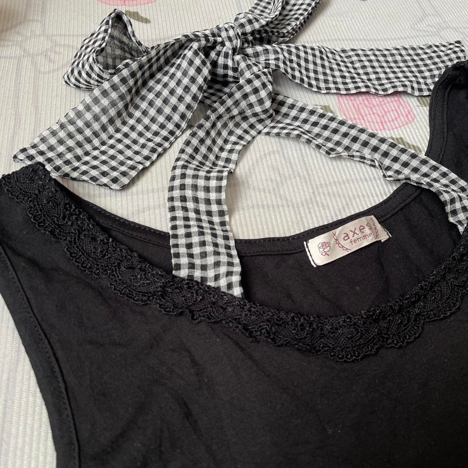 Axes Femme versatile halter top with adjustable bow tie and flared hem3