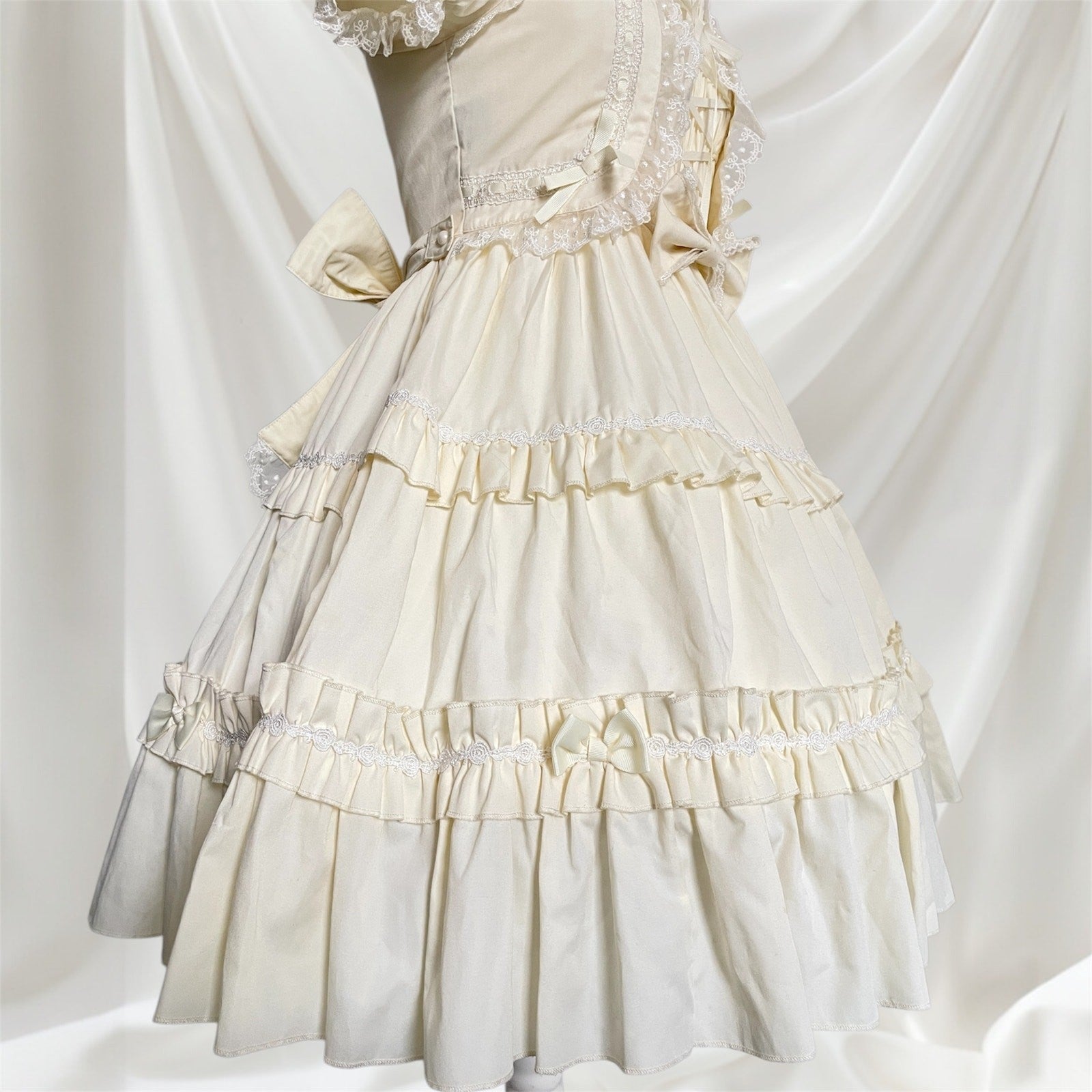 Bodyline ruffle Lolita dress in cream, JP size M4