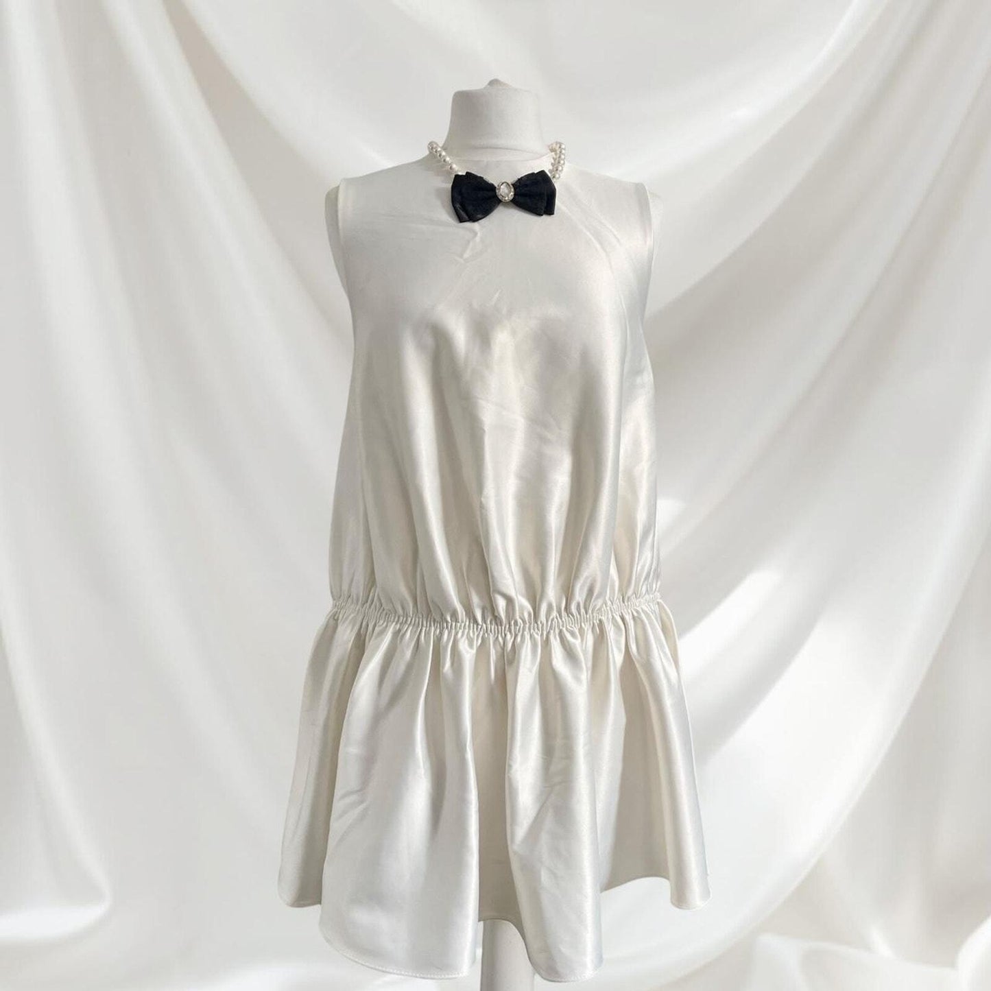Elegant sleeveless dress with included necklace UK 8/10, S/M4