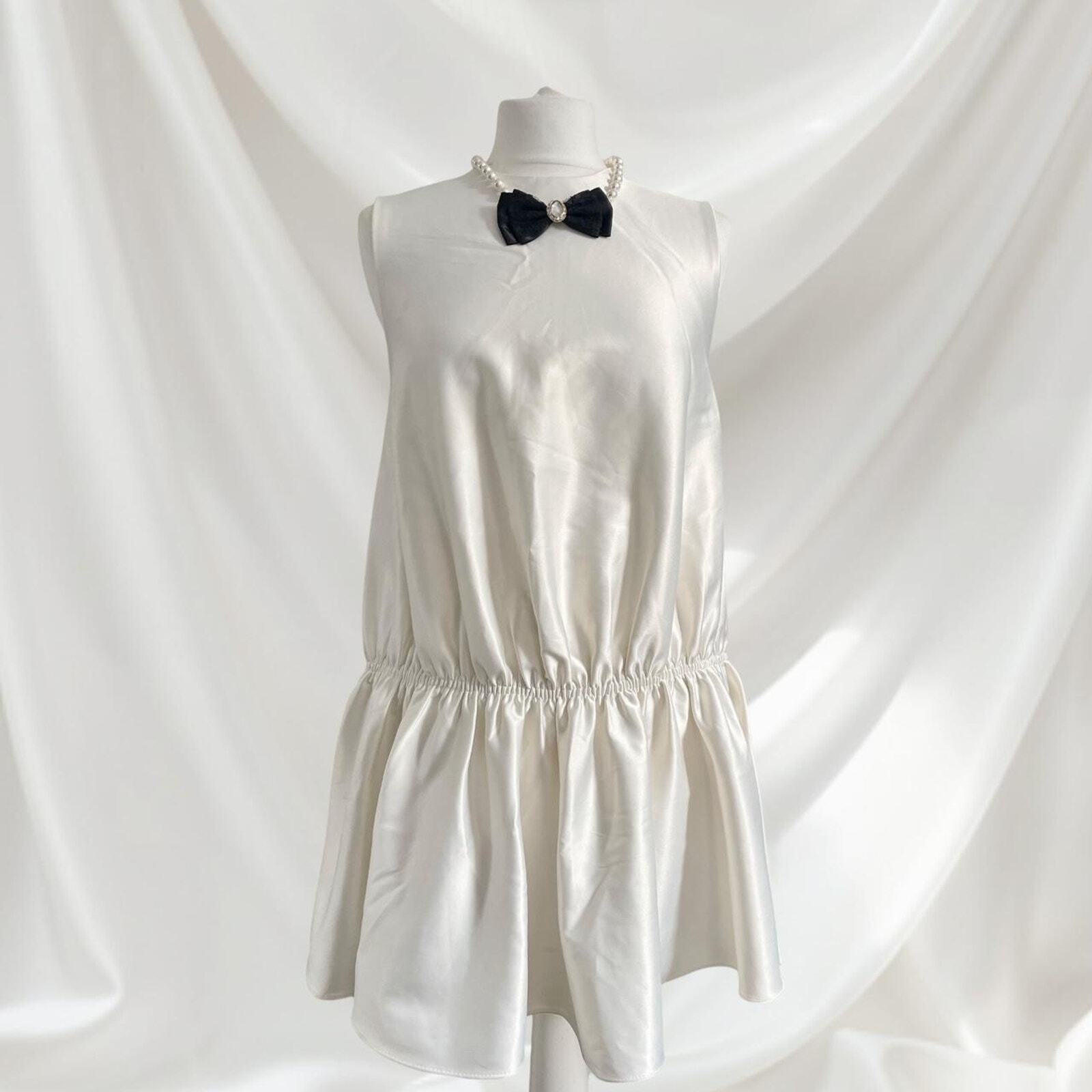 Elegant sleeveless dress with included necklace UK 8/10, S/M4
