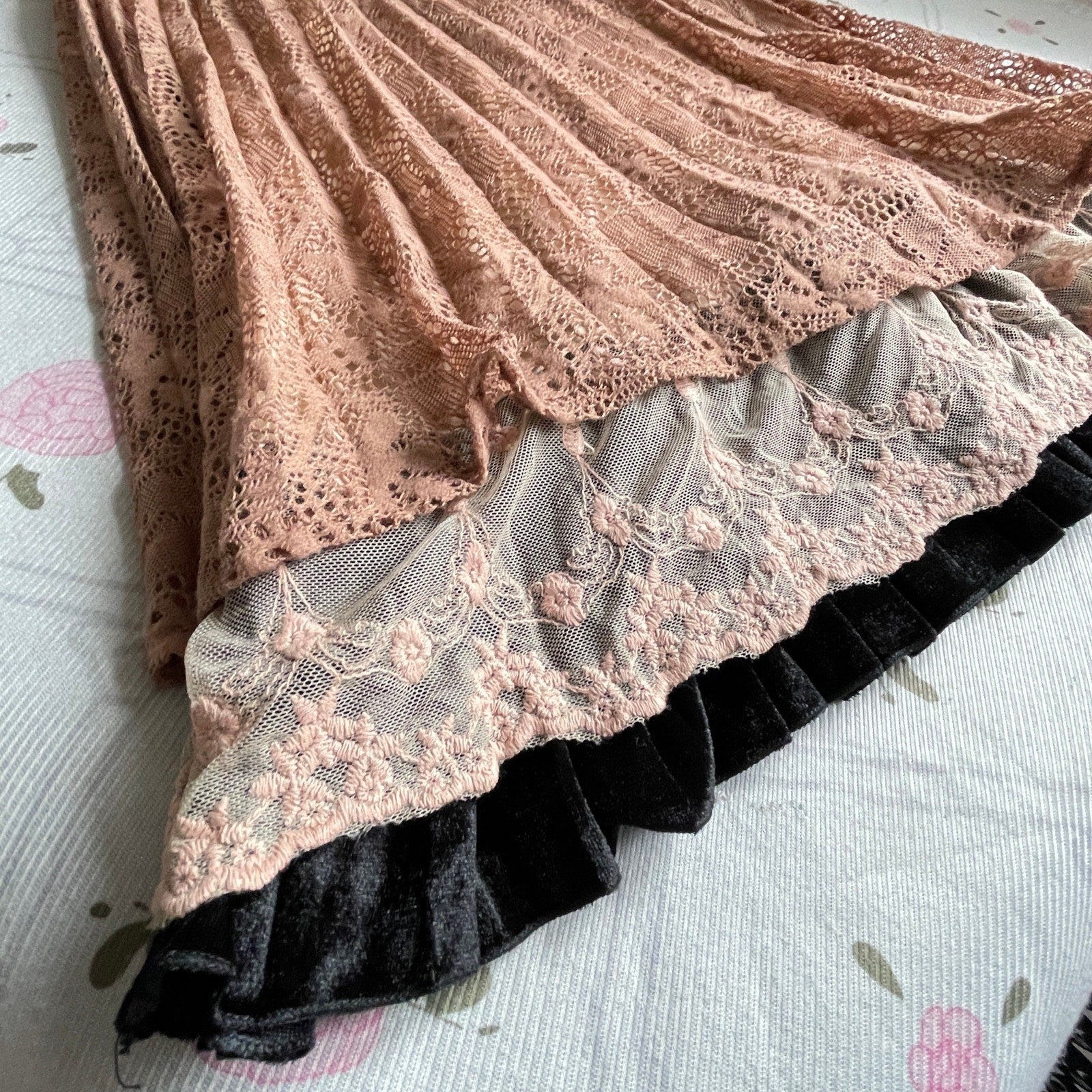 Axes Femme Layered Lace Dress – Vintage Rose & Black Contrast4