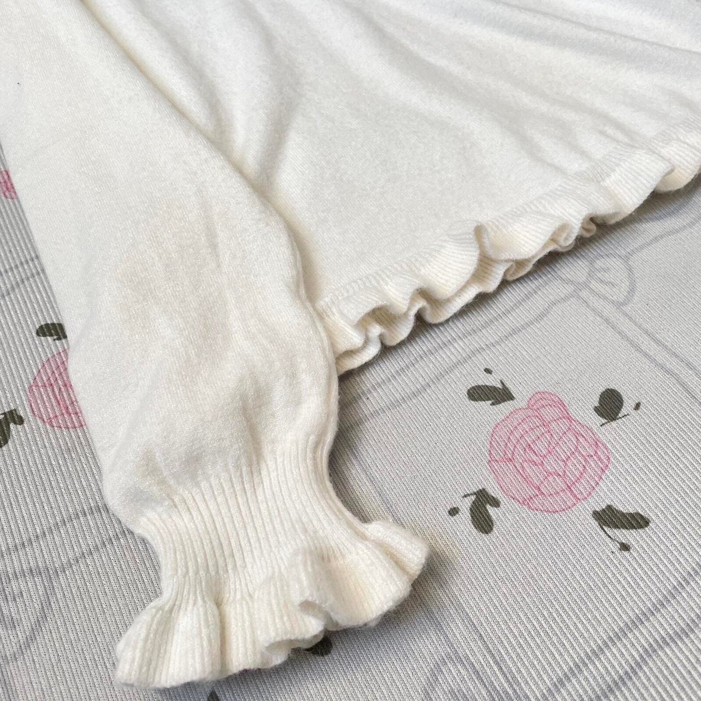 Axes Femme long-sleeve white sweater with floral embroidery and ruffled cuffs2