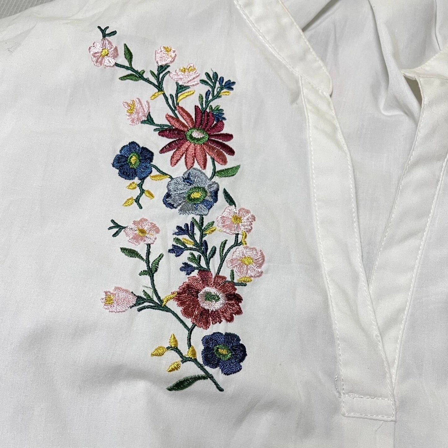 Loose-fit embroidered tunic with 3/4 sleeves from Holiday Holic fits S-M2