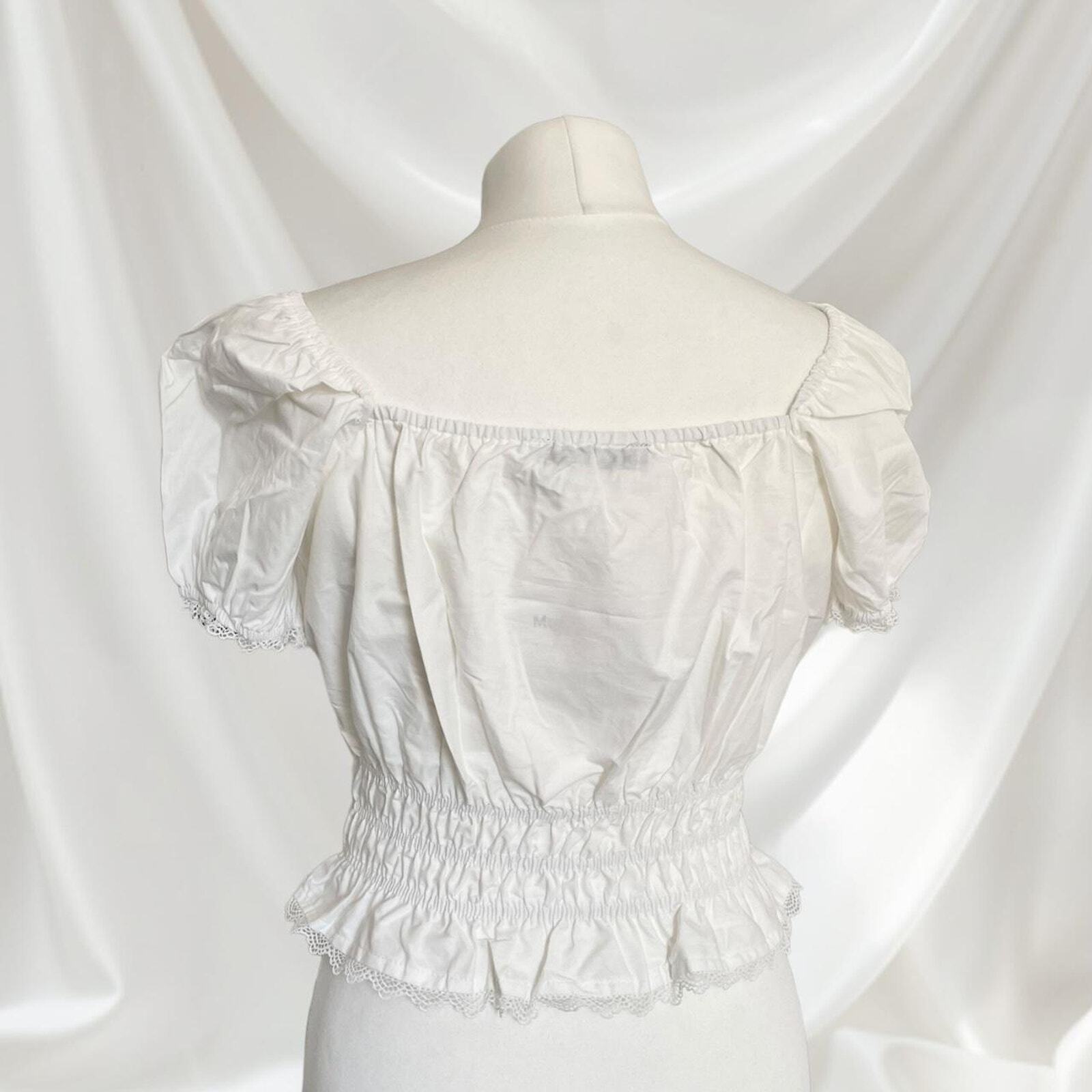 White blouse with puffy sleeves and lace detailing3