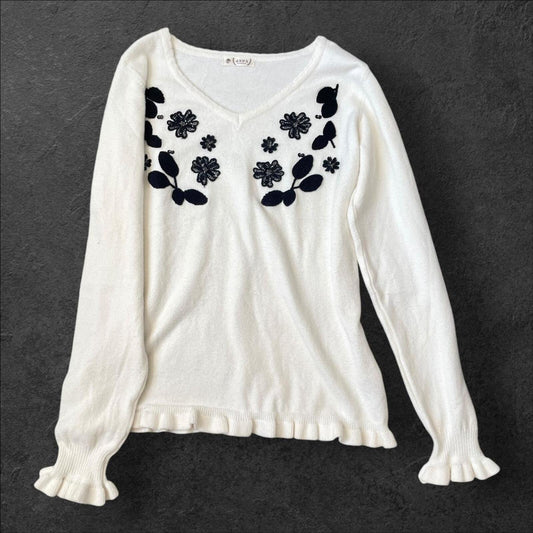 Axes Femme long-sleeve white sweater with floral embroidery and ruffled cuffs0