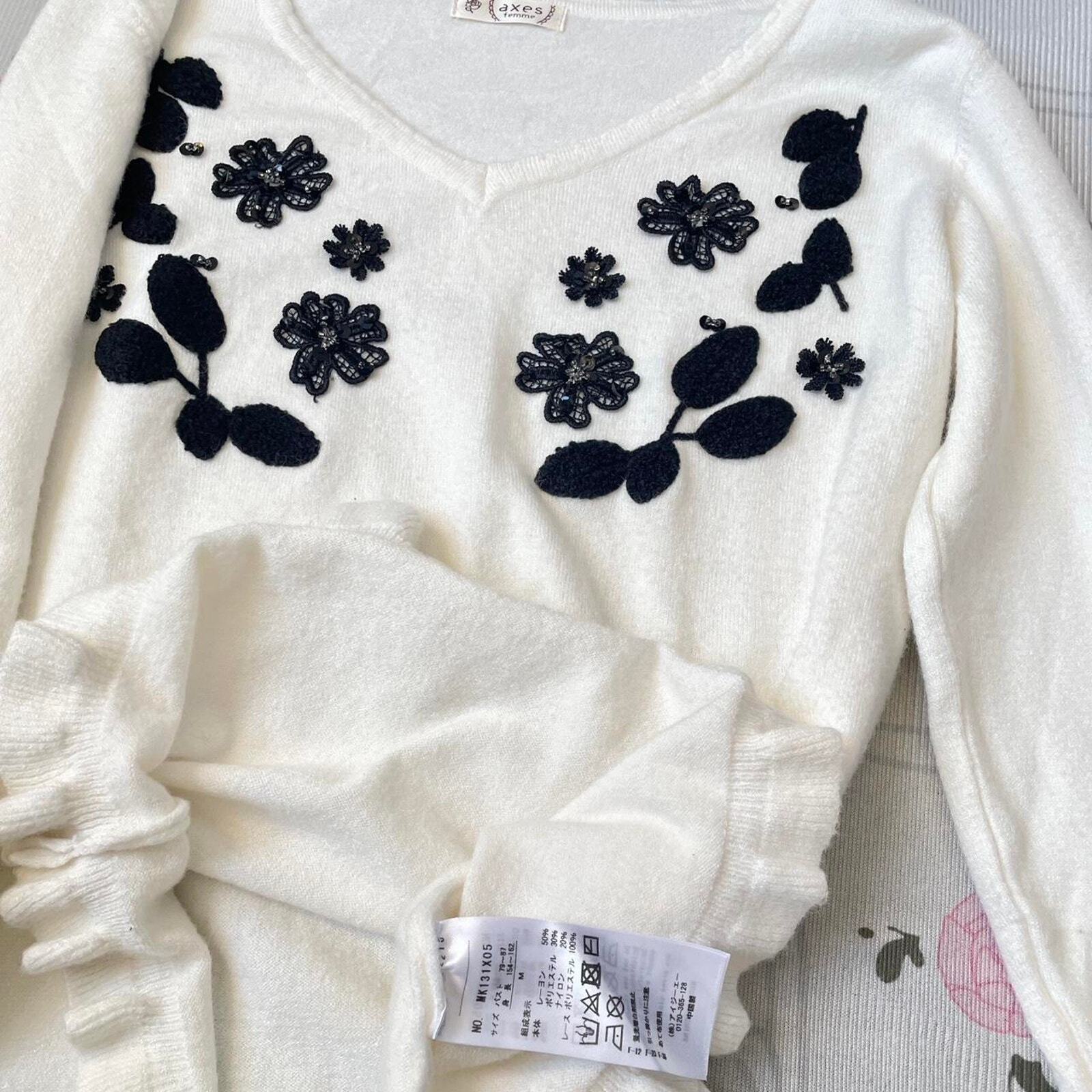 Axes Femme long-sleeve white sweater with floral embroidery and ruffled cuffs3