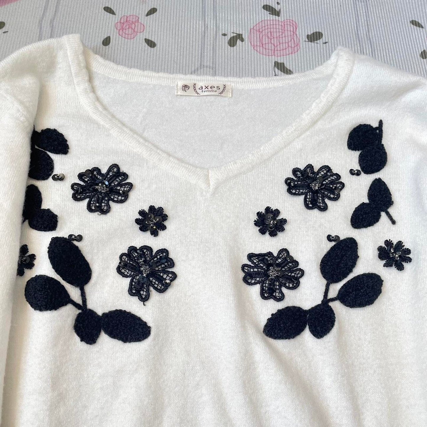 Axes Femme long-sleeve white sweater with floral embroidery and ruffled cuffs1