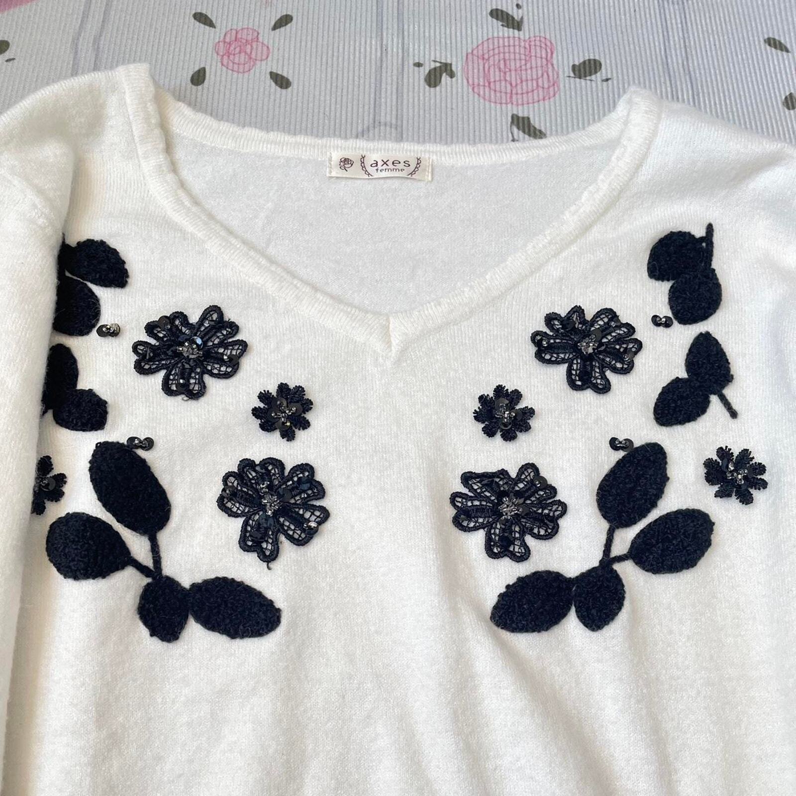 Axes Femme long-sleeve white sweater with floral embroidery and ruffled cuffs1